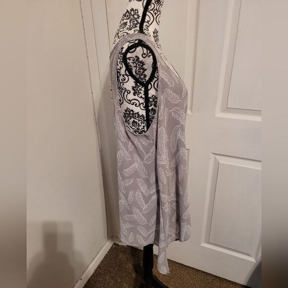 ‎Torrid feather design tank top - Picture 2 of 7